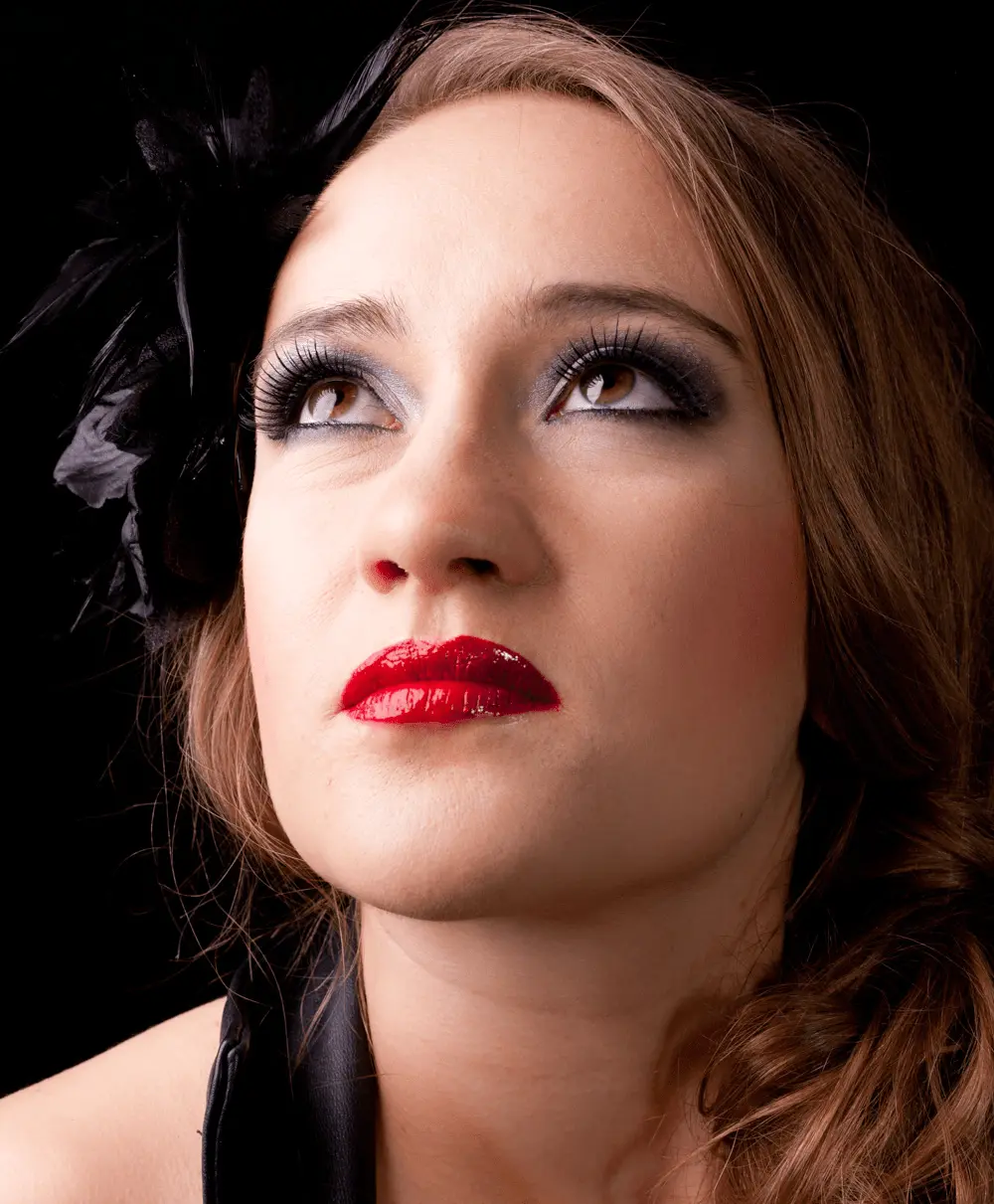 Beauty-Portrait einer Frau mit rotem Lippenstift, Blick nach oben