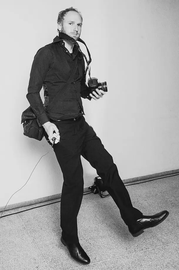 Patrick Cordes, Fotograf in Aarau, schwarzweiss mit Kamera in der Hand