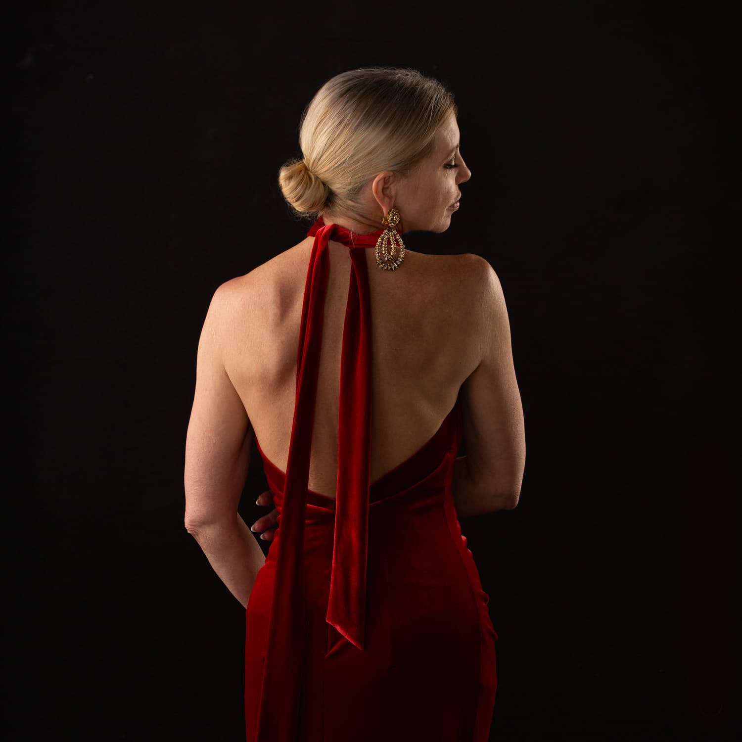 Sinnliches Frauenportrait mit rückenfreiem kleid